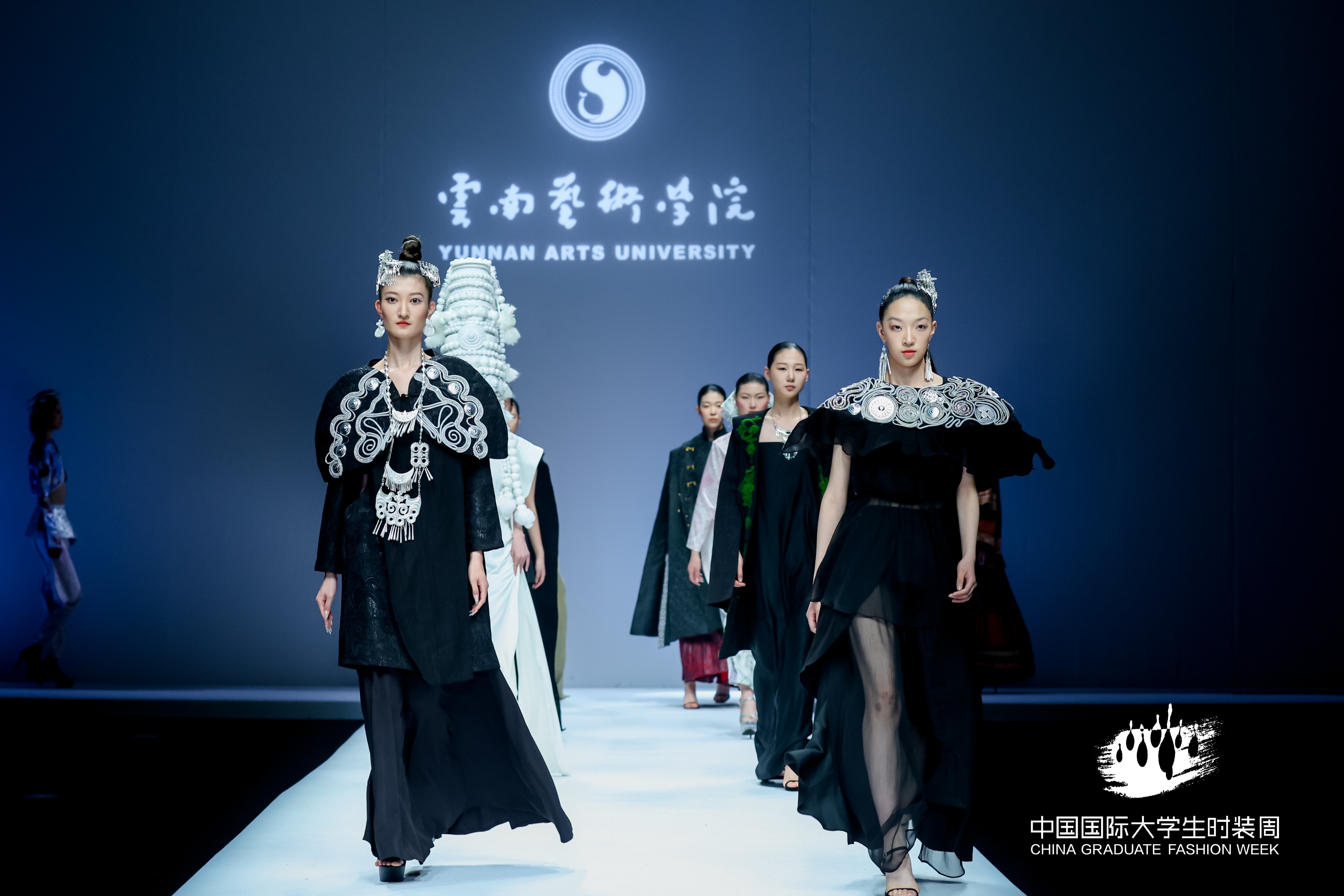 2024年中国国际大学生时装周云南艺术学院设计学院专场发布会“诺玛阿美”在京举行-设计学院